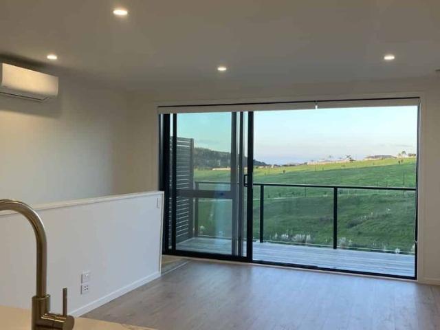 Townhouse for rent in Whangaparaoa, Oroua County