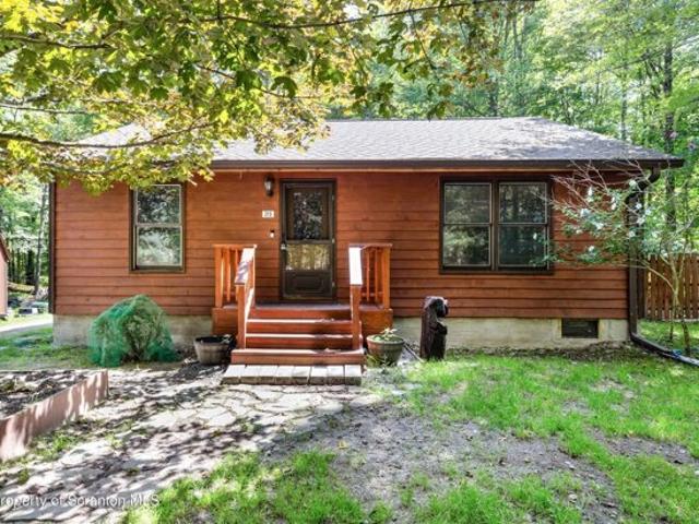 House for sale in Lake Ariel