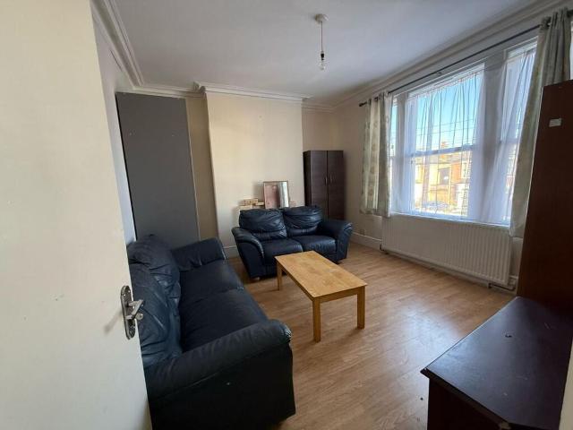 Apartment for rent in Manor Park, Greater London