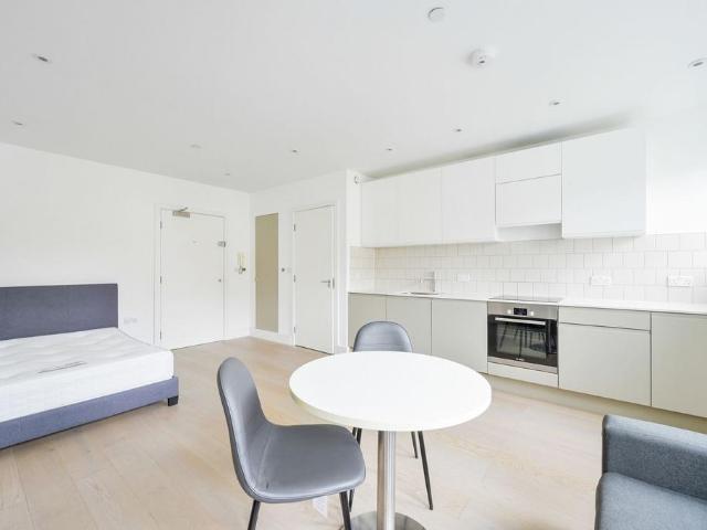 Apartment for rent in Horn Park, Greater London