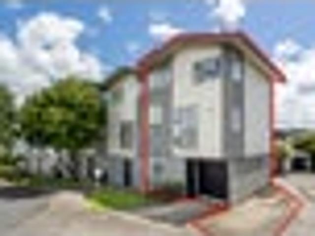 Townhouse for rent in Paremoremo, Oroua County