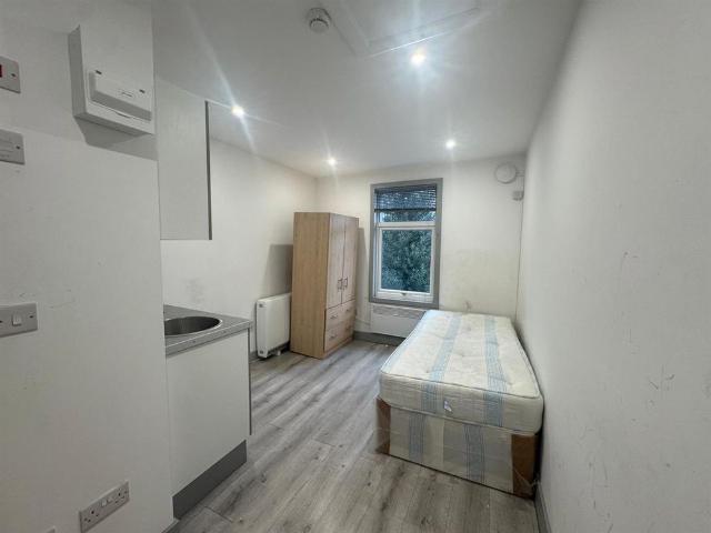 Studio for rent in Yiewsley, Greater London