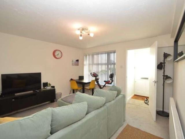 Apartment for rent in Row Town, Surrey