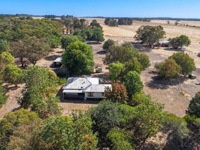 Cottage for sale in Caramut, Victoria