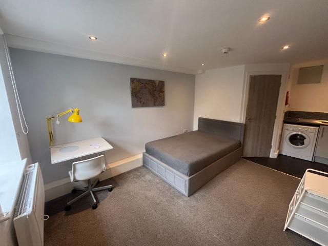Studio for rent in Folly Hall, Kirklees