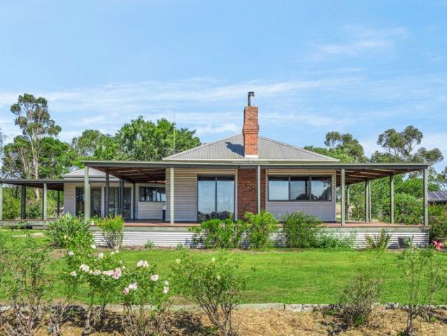 Cottage for sale in Victoria
