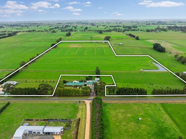 Cottage for sale in Sale, Victoria