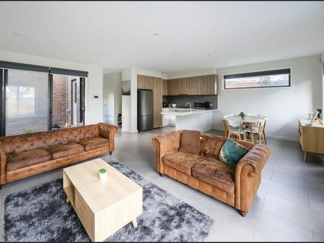 Townhouse for rent in Reservoir, Melbourne