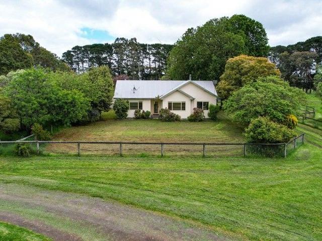 Cottage for sale in Woolsthorpe, Victoria