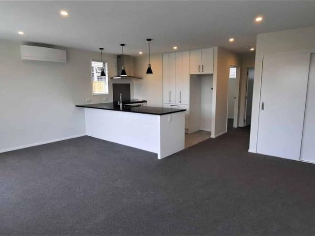 Townhouse for rent in Chaslands, Canterbury