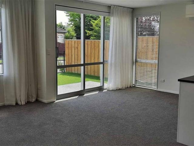 Townhouse for rent in Chaslands, Canterbury