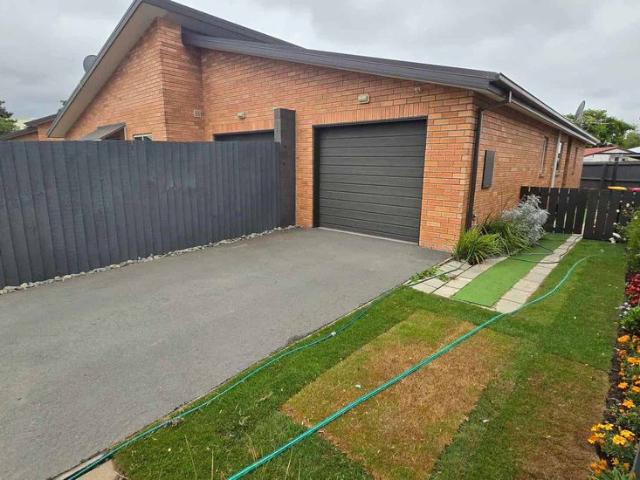 Townhouse for rent in Chaslands, Canterbury