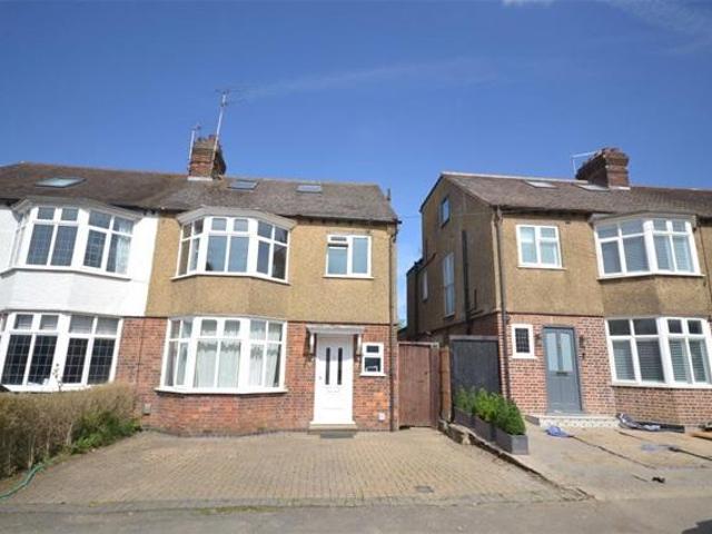 House for rent in Hatching Green, Five Acres