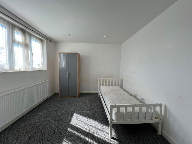 Studio for rent in Chadwell Heath, Greater London