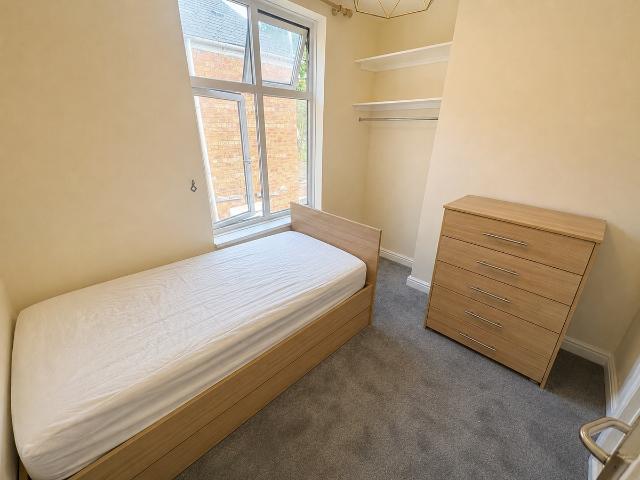 Room for rent in Goldthorn Hill, West Midlands