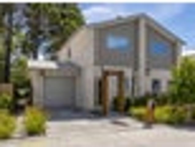 Townhouse for sale in Chaslands, Canterbury
