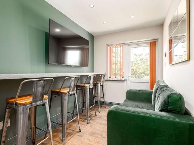 Room for rent in Risinghurst and Sandhills, The Slade