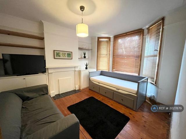 Apartment for rent in London Borough of Merton, Merton Park