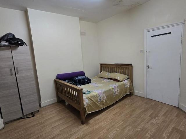 Apartment for rent in Loxford, Greater London
