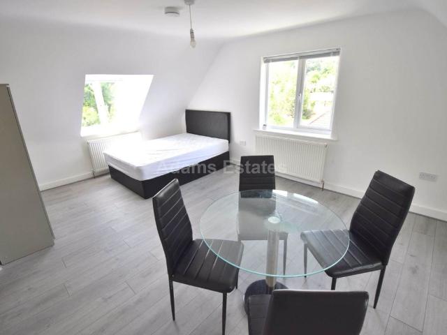 Studio for rent in Reading