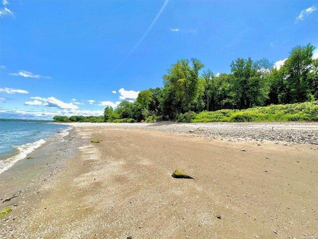 Land for sale in Oyster Bay