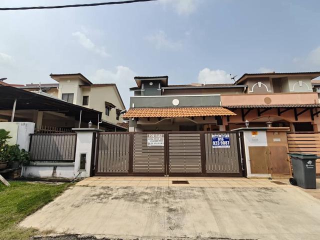 Terraced House for sale in Malaka