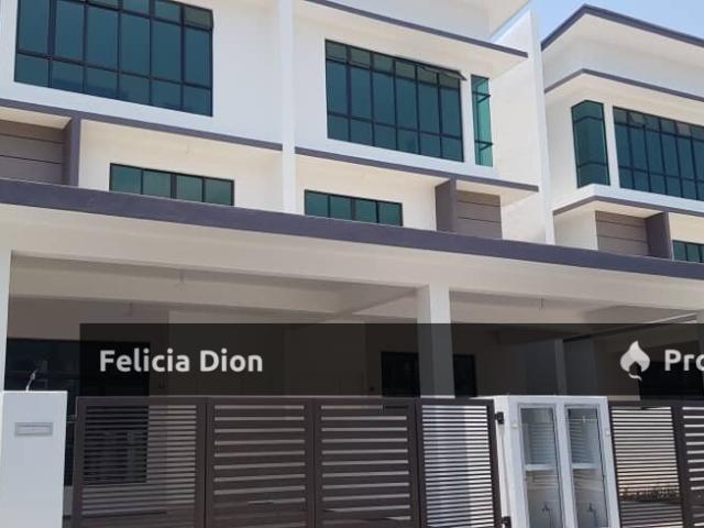 Terraced House for sale in Malaka
