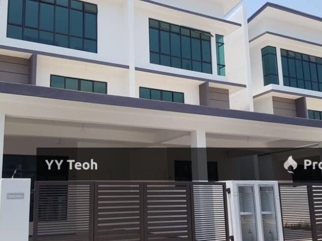 Terraced House for sale in Malaka