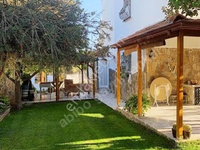 Özbek Mahallesi, Urla içerisinde satılık Villa