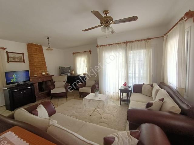 Özdere Cumhuriyet Mahallesi, Menderes içerisinde kiralık Villa