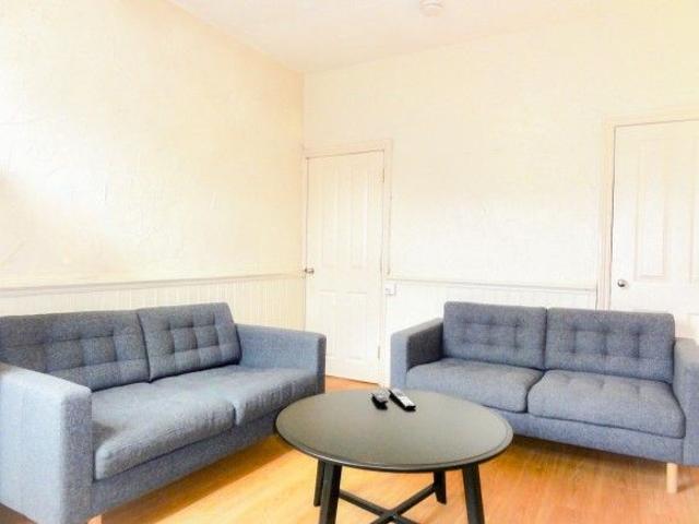Room for rent in Lowfield, South Yorkshire