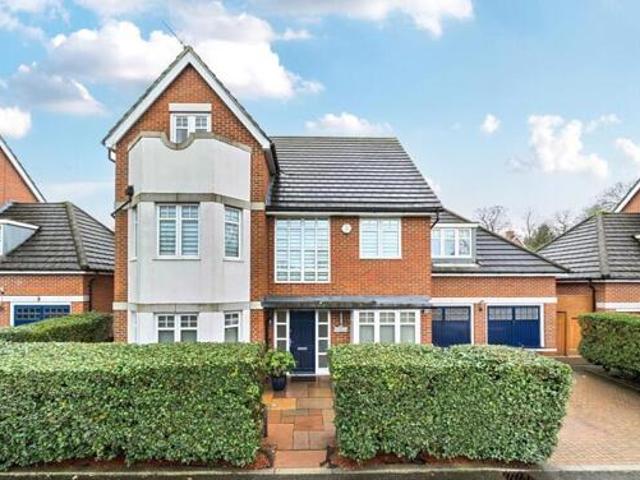 House for sale in Little Stanmore, Greater London
