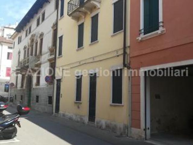 Palazzo in vendita a Vicenza, Veneto