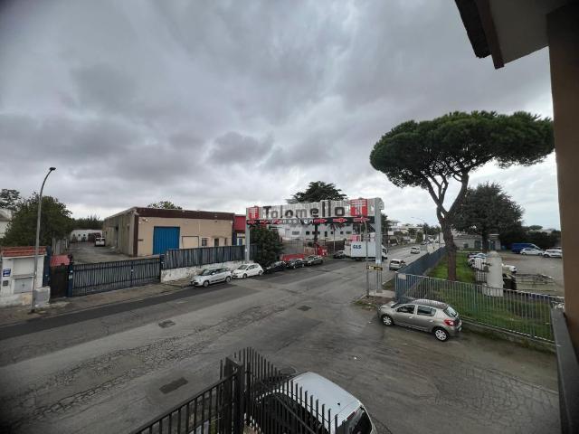 Locale Commerciale in affitto a Casandrino, Campania