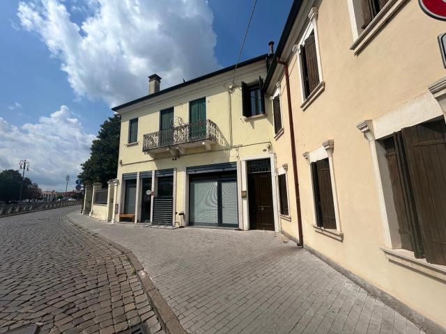 Palazzo in vendita a Borgo Dolomiti, Adria