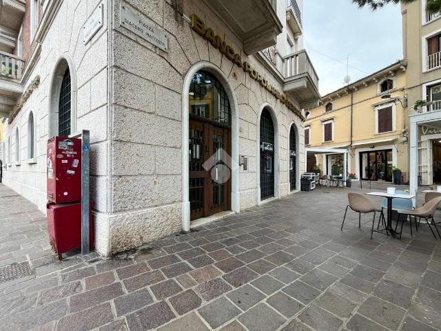Palazzo in vendita a Desenzano Del Garda, Lombardia