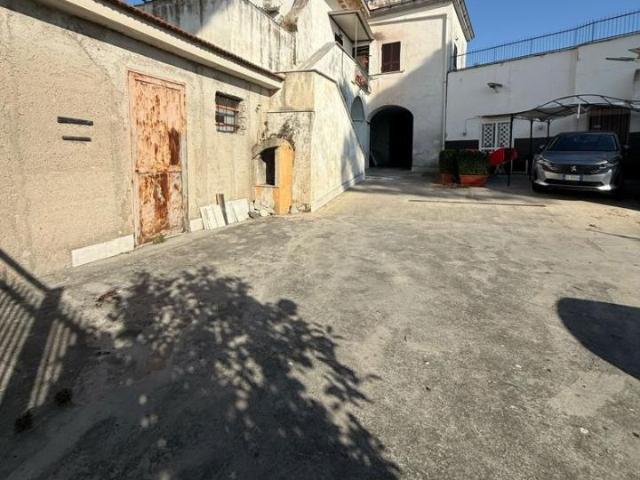 Palazzo in vendita a Pollena Trocchia, Campania