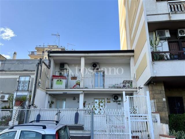 Palazzo in vendita a Picanello-Ognina-Barriera-Canalicchio, Catania
