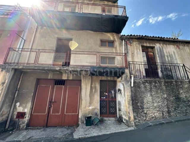 Palazzo in vendita a Ficarazzi, Aci Castello