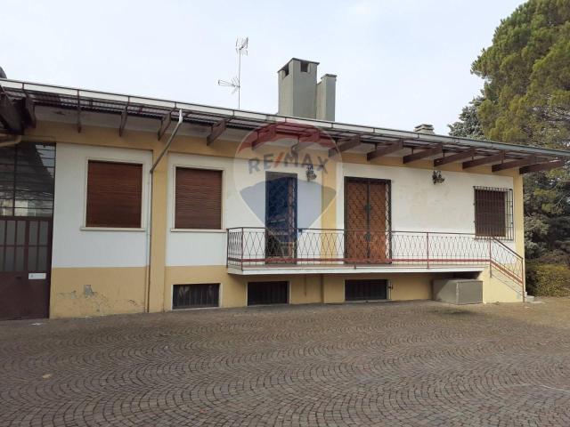 Palazzo in vendita a Cairate, Lombardia