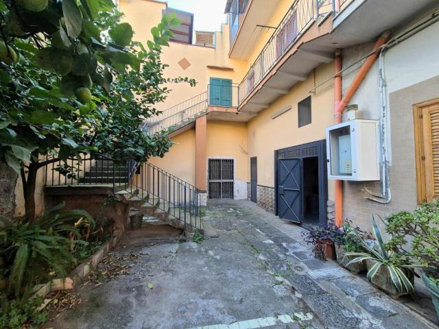 Palazzo in vendita a Caivano, Campania