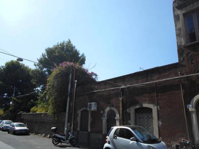 Palazzo in vendita a Picanello-Ognina-Barriera-Canalicchio, Catania