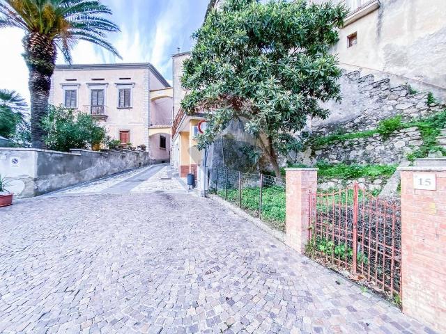 Palazzo in vendita a Ceppaloni, Campania