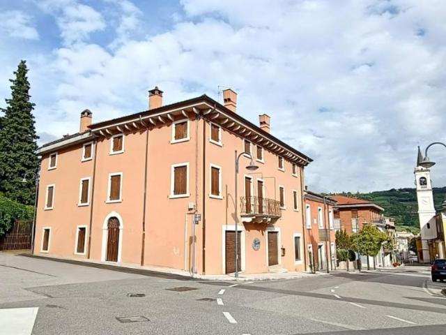 Palazzo in vendita a Fumane, Veneto