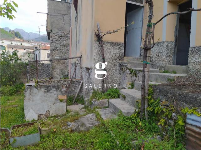 Palazzo in vendita a Giffoni Sei Casali, Campania