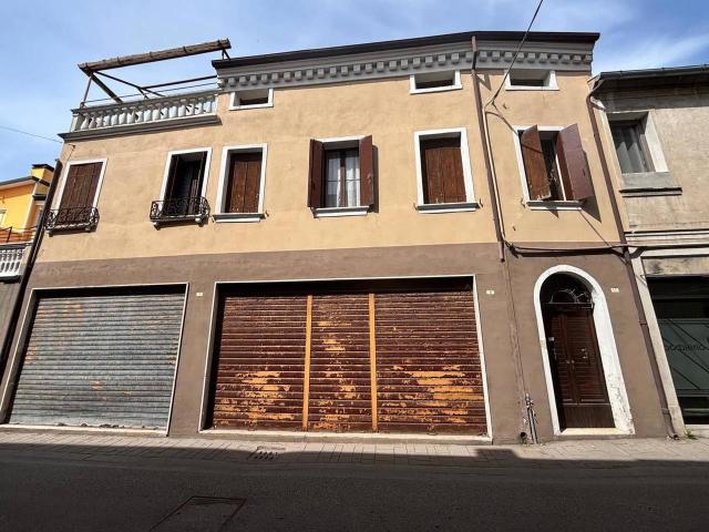 Palazzo in vendita a Lendinara, Veneto