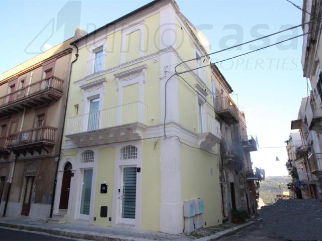 Palazzo in vendita a Ragusa Ibla, Ragusa