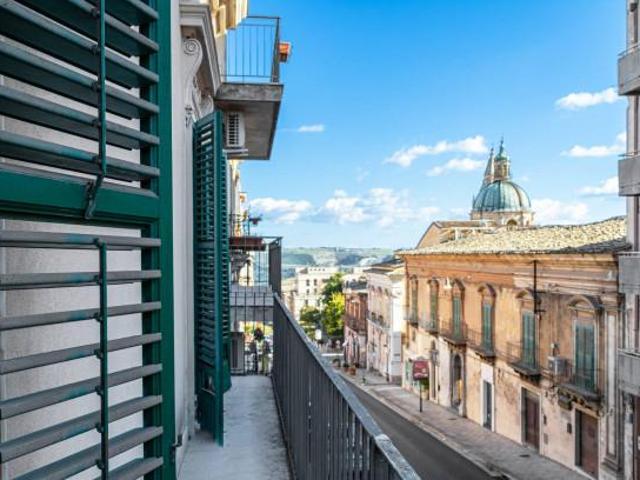 Palazzo in vendita a Ragusa Ibla, Ragusa