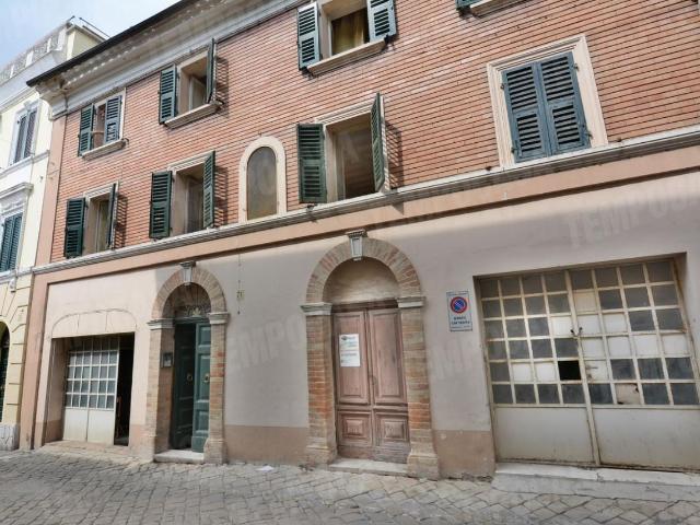 Palazzo in vendita a Castelnuovo, Marche