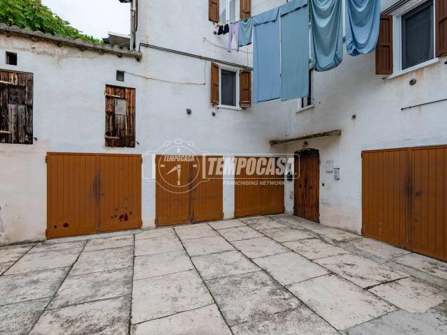 Palazzo in vendita a Crocetta, Re